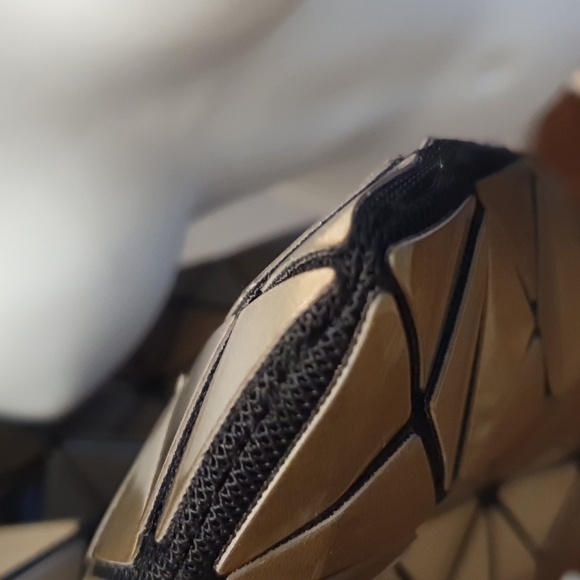 Beautiful Issey Miyake tote handbag. - Picture 6 of 10